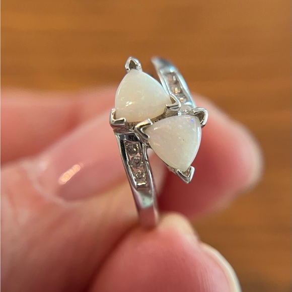 Bypass Oval 10K White Gold Ring with Accent Diamonds, size 4.5 - Picture 13 of 14